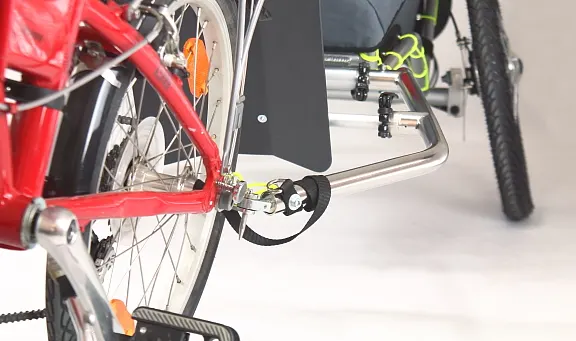 BENECYKL Fahrradanhänger am Fahrrad – Ansicht 2